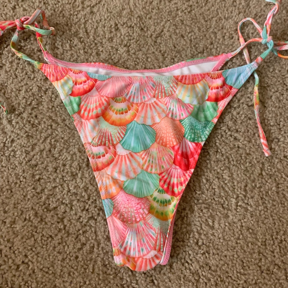 Shell cheeky bikini bottoms